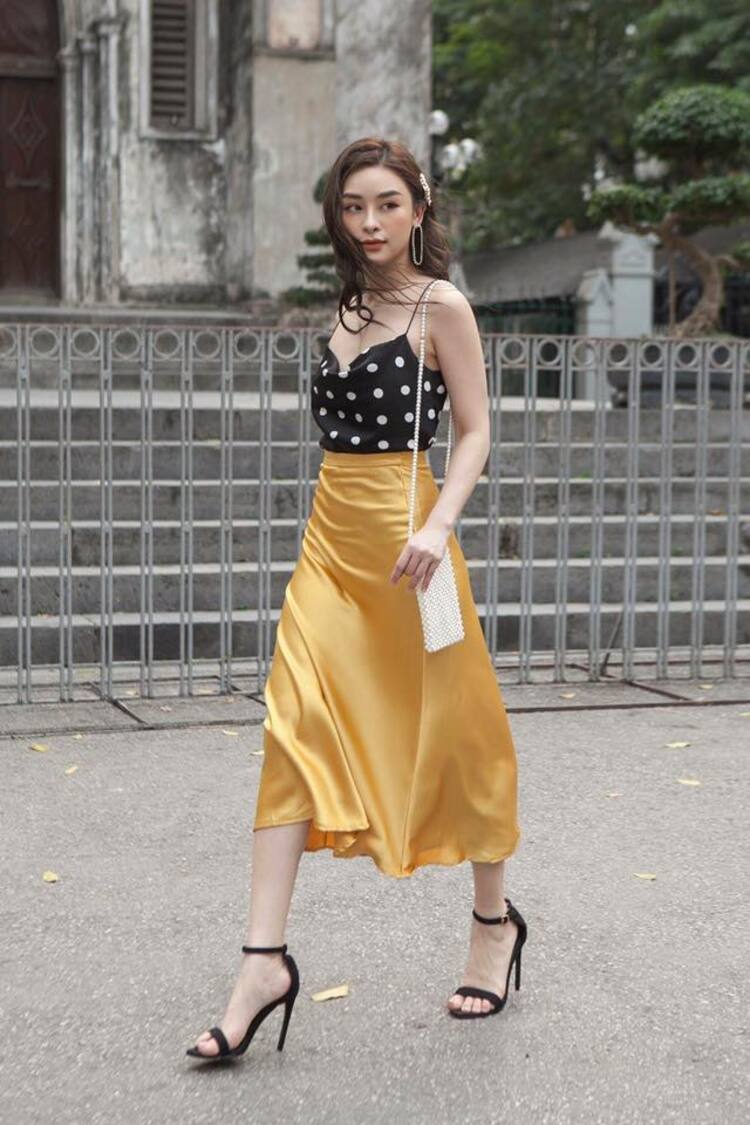 10 cách phối đồ với chân váy dài qua gối thanh lịch, tôn dáng 6 cach phoi do voi chan vay dai qua goi thoi trang thu le.com6