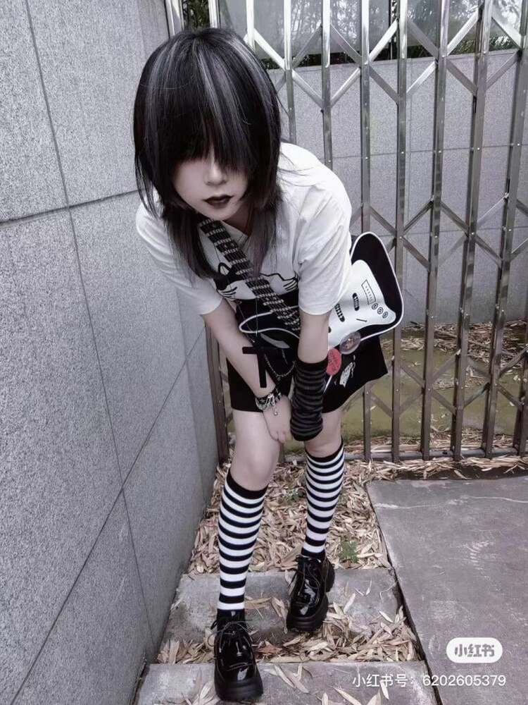 Emo là gì? Phong cách mới mẻ của giới trẻ mới nhất 2024 3 emo la gi thoi trang thu le.com6