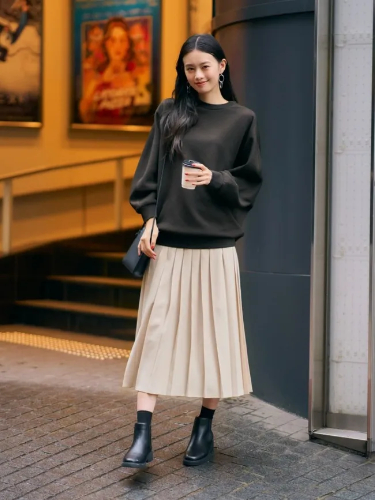 Sweater là gì? Mách khéo cách phối đồ với sweater sành điệu 13 Mặc áo sweater với chân váy xếp ly và giày thể thao