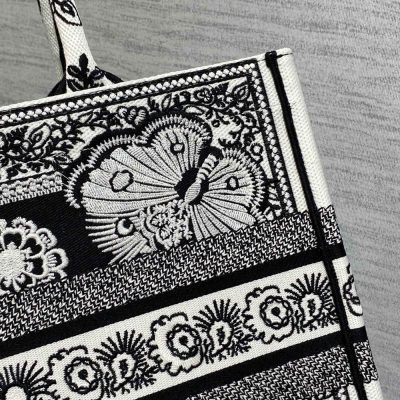 Túi Christian Dior Book Tote Rep 1:1 màu đen trắng họa tiết CD1008 11 tui christian dior book tote rep 1 1 mau den trang (1)
