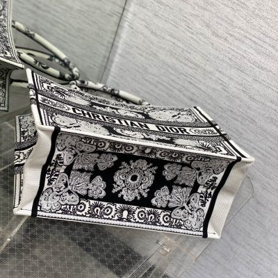 Túi Christian Dior Book Tote Rep 1:1 màu đen trắng họa tiết CD1008 13 tui christian dior book tote rep 1 1 mau den trang (3)