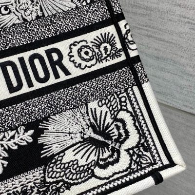 Túi Christian Dior Book Tote Rep 1:1 màu đen trắng họa tiết CD1008 14 tui christian dior book tote rep 1 1 mau den trang (4)