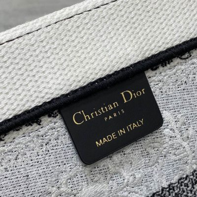 Túi Christian Dior Book Tote Rep 1:1 màu đen trắng họa tiết CD1008 15 tui christian dior book tote rep 1 1 mau den trang (5)