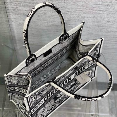 Túi Christian Dior Book Tote Rep 1:1 màu đen trắng họa tiết CD1008 16 tui christian dior book tote rep 1 1 mau den trang (6)