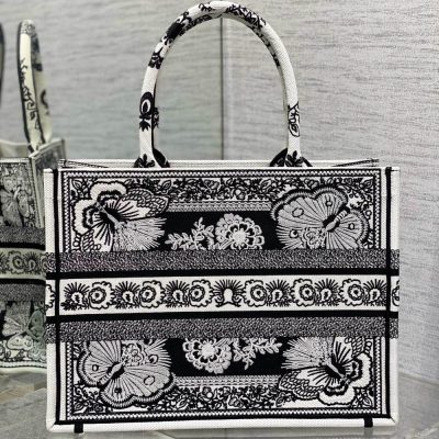 Túi Christian Dior Book Tote Rep 1:1 màu đen trắng họa tiết CD1008 17 tui christian dior book tote rep 1 1 mau den trang (7)