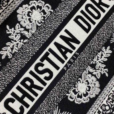 Túi Christian Dior Book Tote Rep 1:1 màu đen trắng họa tiết CD1008 19 tui christian dior book tote rep 1 1 mau den trang (9)