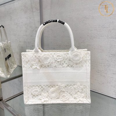 Túi Dior Rep 1:1 Book Tote màu trắng họa tiết chữ đen CD004 11 tui dior book tote mau trang hoa tiet hang hieu chu den (1)