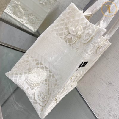 Túi Dior Rep 1:1 Book Tote màu trắng họa tiết chữ đen CD004 12 tui dior book tote mau trang hoa tiet hang hieu chu den (2)