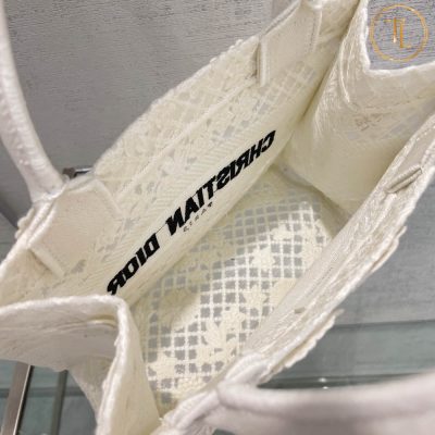 Túi Dior Rep 1:1 Book Tote màu trắng họa tiết chữ đen CD004 16 tui dior book tote mau trang hoa tiet hang hieu chu den (6)