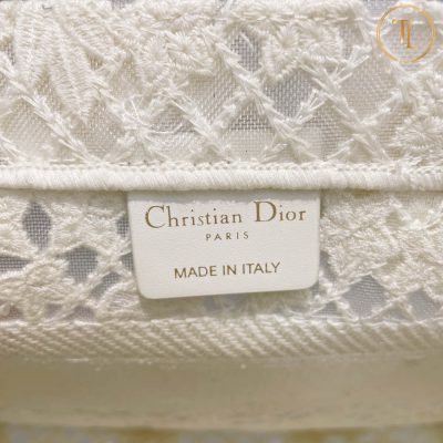 Túi Dior Rep 1:1 Book Tote màu trắng họa tiết chữ đen CD004 17 tui dior book tote mau trang hoa tiet hang hieu chu den (7)