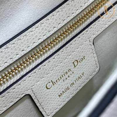 Túi Dior Lady yên ngựa màu trắng Rep 1:1 da sần Hàng Hiệu DR102 15 tui dior lady mau trang yen ngua rep 1 1 (4)