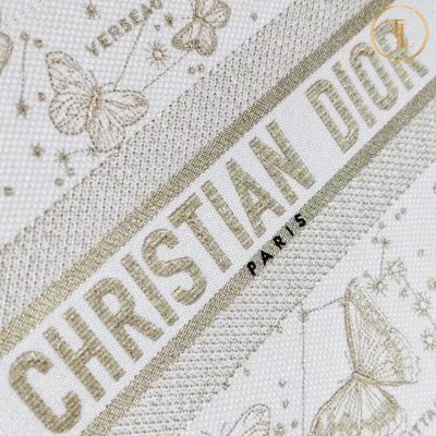Túi xách Dior cận chính hãng Book Tote màu trắng họa tiết CD010 13 tui xach dior can chinh hang book tote mau trang hoa tiet (2)