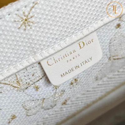 Túi xách Dior cận chính hãng Book Tote màu trắng họa tiết CD010 15 tui xach dior can chinh hang book tote mau trang hoa tiet (4)