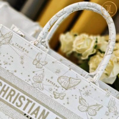 Túi xách Dior cận chính hãng Book Tote màu trắng họa tiết CD010 17 tui xach dior can chinh hang book tote mau trang hoa tiet (6)