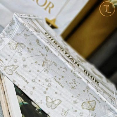Túi xách Dior cận chính hãng Book Tote màu trắng họa tiết CD010 19 tui xach dior can chinh hang book tote mau trang hoa tiet (9)