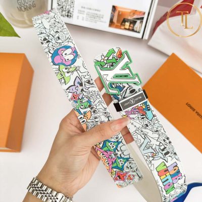 Thắt lưng Louis Vuitton phối màu họa tiết hoạt hình mặt bạc viền xanh hàng hiệu like auth LVD 87 8 nit lv (3)