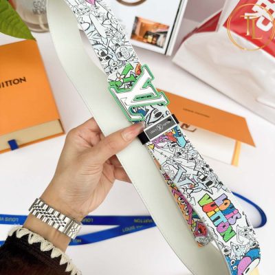 Thắt lưng Louis Vuitton phối màu họa tiết hoạt hình mặt bạc viền xanh hàng hiệu like auth LVD 87 9 nit lv (4)