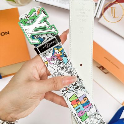 Thắt lưng Louis Vuitton phối màu họa tiết hoạt hình mặt bạc viền xanh hàng hiệu like auth LVD 87 10 nit lv (5)
