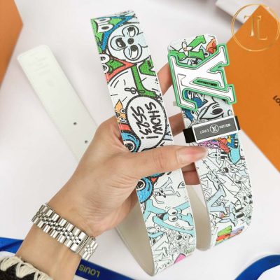 Thắt lưng Louis Vuitton phối màu họa tiết hoạt hình mặt bạc viền xanh hàng hiệu like auth LVD 87 11 nit lv (7)