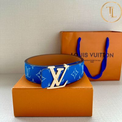 Thắt lưng Louis Vuitton nam màu xanh dương họa tiết mặt khóa màu vàng phối trắng LVD 38 11 that lung lv nam (1)