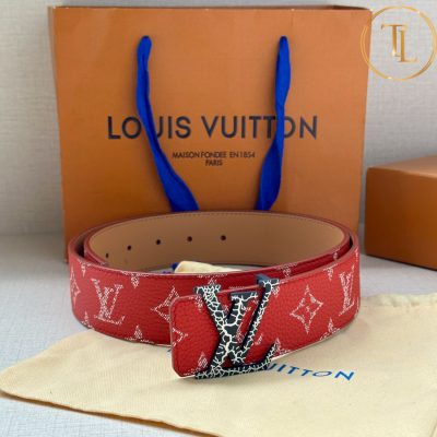 Thắt lưng Louis Vuitton nam màu đỏ họa tiết mặt khóa màu đen phối trắng LVD 33 11 that lung lv nam (3)