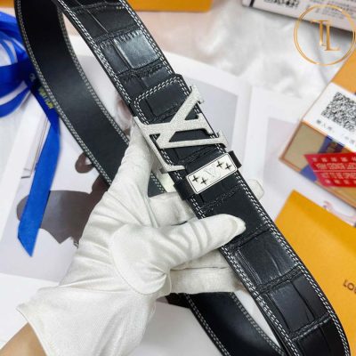 Thắt lưng Louis Vuitton nam màu đen dập vân cá sấu mặt khóa bạc họa tiết LVD 40 7 that lung lv nam (3)