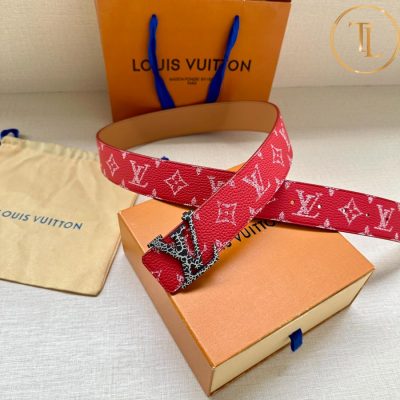Thắt lưng Louis Vuitton nam màu đỏ họa tiết mặt khóa màu đen phối trắng LVD 33 7 that lung lv nam (4)