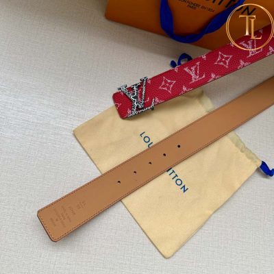Thắt lưng Louis Vuitton nam màu đỏ họa tiết mặt khóa màu đen phối trắng LVD 33 10 that lung lv nam (9)
