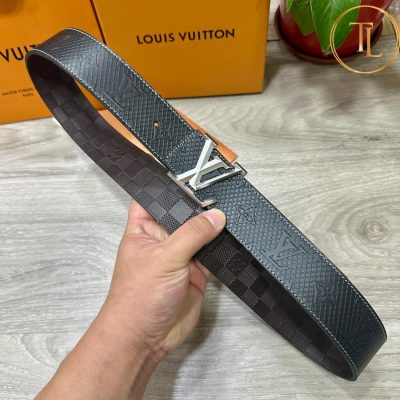 Thắt lưng Louis Vuitton 2 mặt đen nâu dập logo mặt bạc hàng hiệu like auth LVD 66 11 that lung lv sieu cap (1)