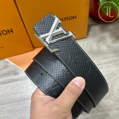Thắt lưng Louis Vuitton 2 mặt đen nâu dập logo mặt bạc hàng hiệu like auth LVD 66 9 that lung lv sieu cap (6)
