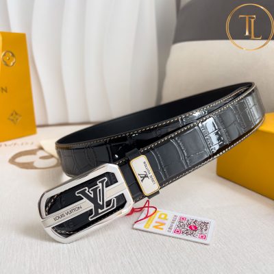 Thắt lưng Louis Vuitton màu đen dập vân cá sấu mặt khóa bạc logo đen hàng hiệu like auth LVD 95 8 that lung nam lv (3)