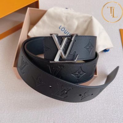Thắt lưng Louis Vuitton màu đen dập họa tiết mặt khóa bạc hàng hiệu cận chính hãng LVD 57 9 that lung nam lv (4)