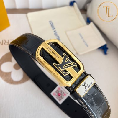 Thắt lưng Louis Vuitton màu đen dập vân cá sấu mặt khóa vàng logo đen hàng hiệu like auth LVD 96 11 that lung nam lv (6)