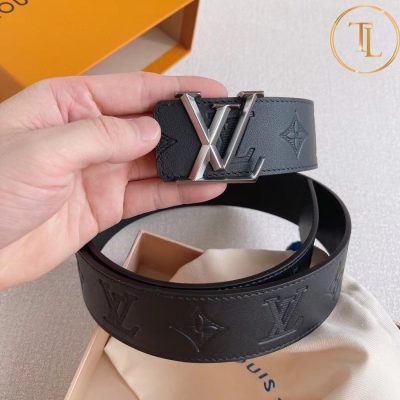 Thắt lưng Louis Vuitton màu đen dập họa tiết mặt khóa bạc hàng hiệu cận chính hãng LVD 57 11 that lung nam lv (6)