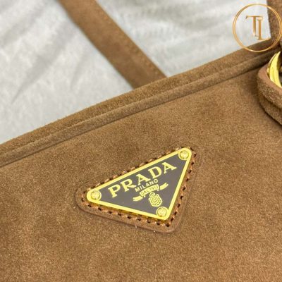 Túi xách nữ Prada màu nâu da lộn logo vàng hàng hiệu cận chính hãng PR002 7 tui prada (7)