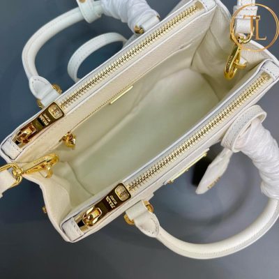 Túi xách đeo chéo Prada nữ màu trắng logo vàng hàng hiệu cận chính hãng PR009 10 tui prada (8)