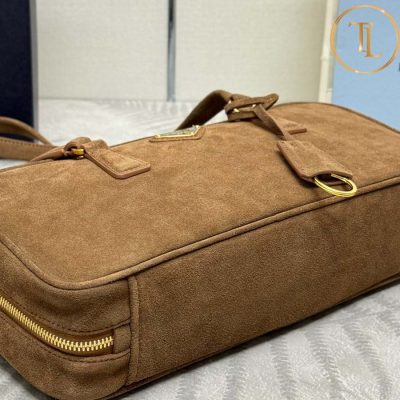 Túi xách nữ Prada màu nâu da lộn logo vàng hàng hiệu cận chính hãng PR002 11 tui prada (8)
