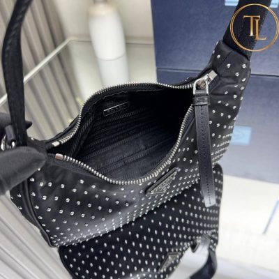 Túi xách kẹp nách nữ Prada hàng hiệu like auth màu đen tán đinh nổi bật PR028 8 tui xach nu prada (5)