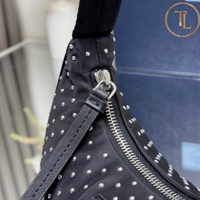 Túi xách kẹp nách nữ Prada hàng hiệu like auth màu đen tán đinh nổi bật PR028 10 tui xach nu prada (9)