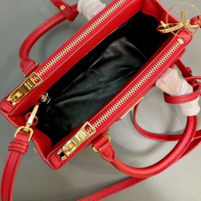 Túi xách đeo chéo Prada nữ màu đỏ logo vàng hàng hiệu cận chính hãng PR010 7 tui xach prada (2)