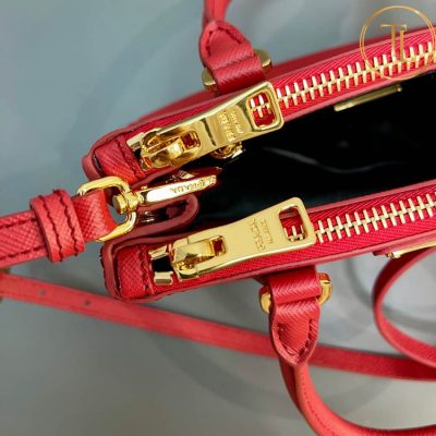 Túi xách đeo chéo Prada nữ màu đỏ logo vàng hàng hiệu cận chính hãng PR010 10 tui xach prada (4)