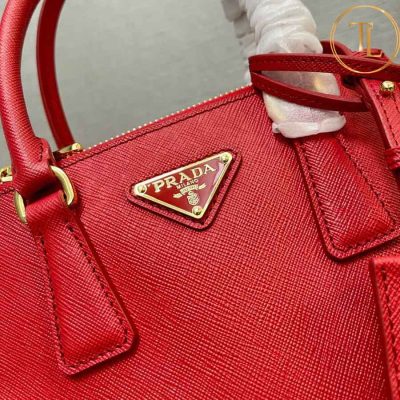 Túi xách đeo chéo Prada nữ màu đỏ logo vàng hàng hiệu cận chính hãng PR010 8 tui xach prada (8)