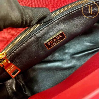 Túi xách đeo chéo Prada nữ màu đỏ logo vàng hàng hiệu cận chính hãng PR010 9 tui xach prada (9)